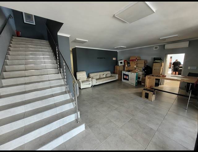 494M² WAREHOUSE TO LET IN STIKLAND INDUSTRIAL